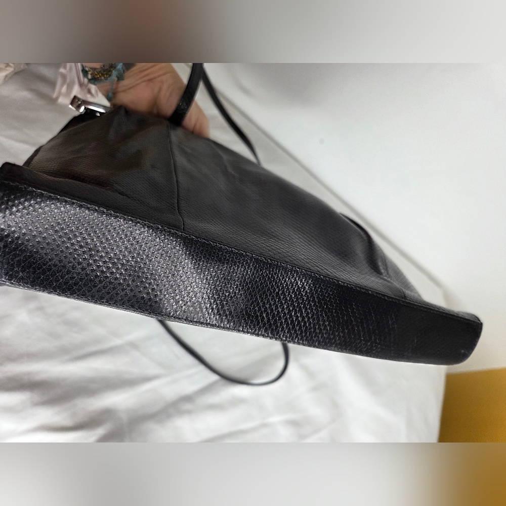 Gucci - Vintage Elegant Black Leather Shoulder Bag With Silver Plate Hardware - Picture 10 of 15